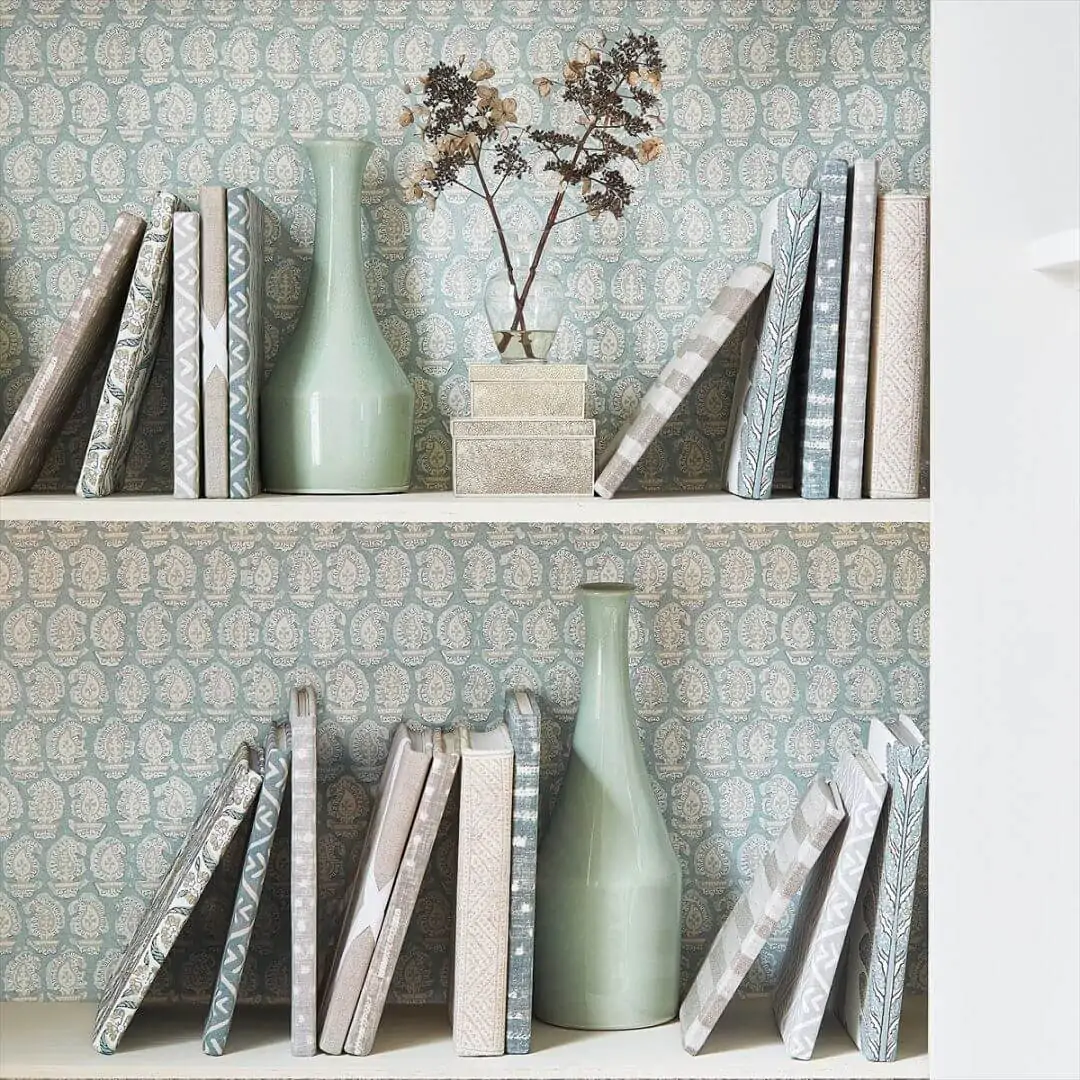 Delicate paisley wallpaper Gada Paisley from Anna French